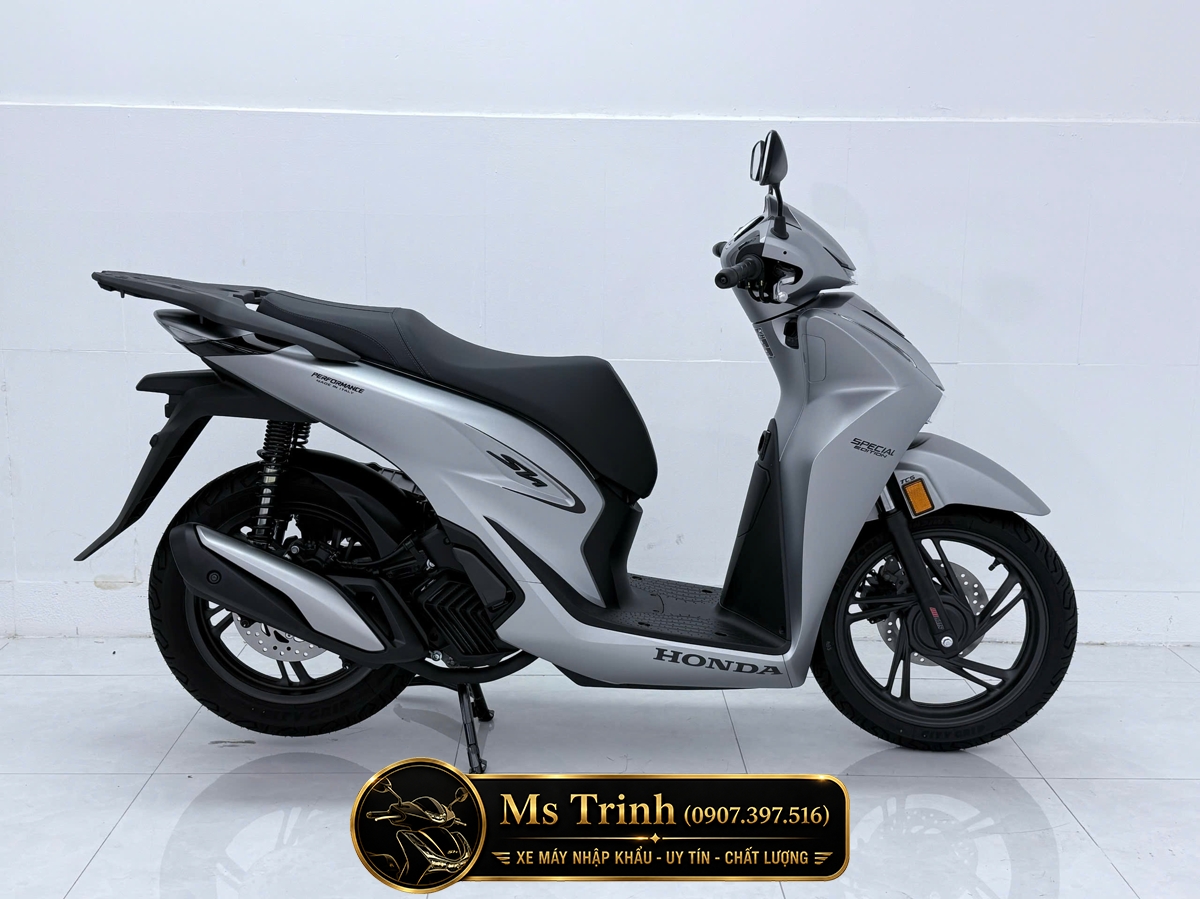 Honda SH150i Special Edition HMR màu bạc nhập Ý 2026 nhìn ngang Honda SH150i Special Edition HMR màu bạc nhập Ý với dáng xe thanh lịch