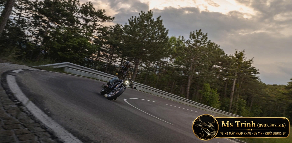 CFMoto 450CL-C AMT vận hành qua khúc cua trên cung đường rừng nhiều cảm xúc