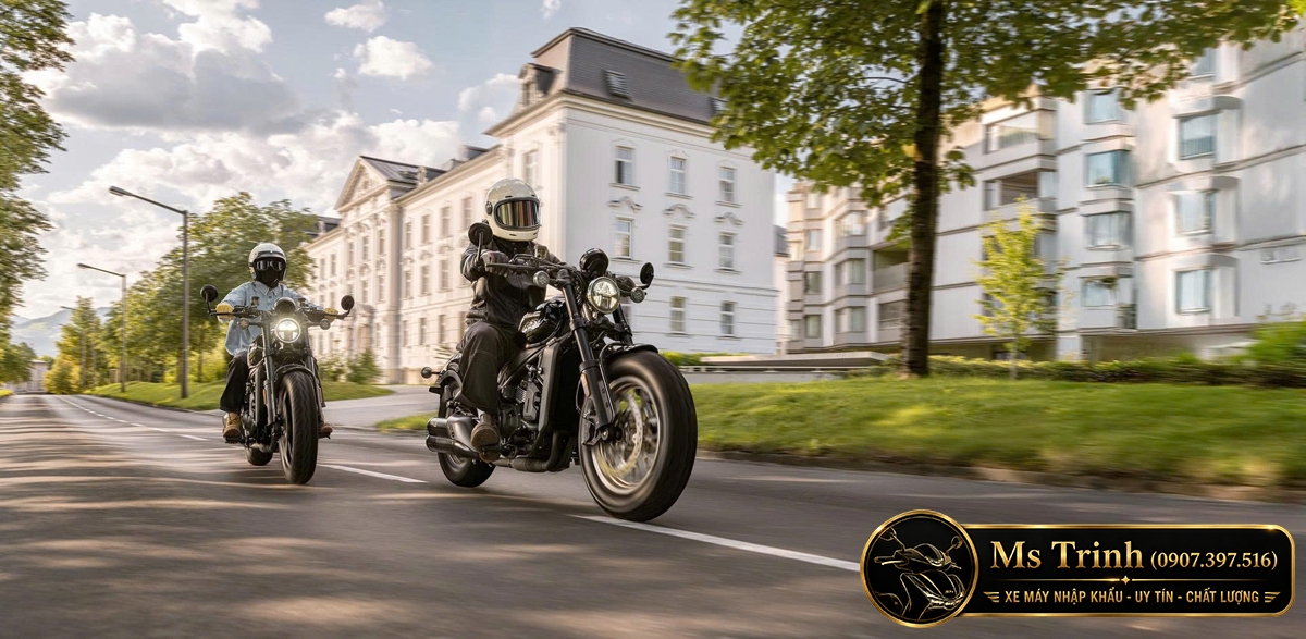 Hai chiếc CFMoto 450CL-C AMT cùng di chuyển trên phố với đèn pha tròn đặc trưng