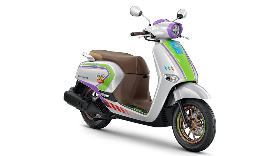 Honda Giorno Toy Story 2026 góc chéo phía trước với mâm đồng