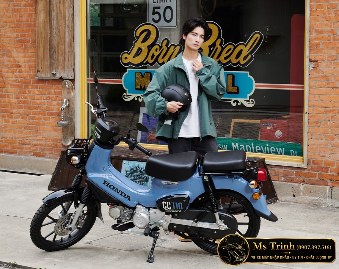 Honda Cross Cub 110 2026 màu xanh dương trong hình ảnh thực tế phong cách đường phố