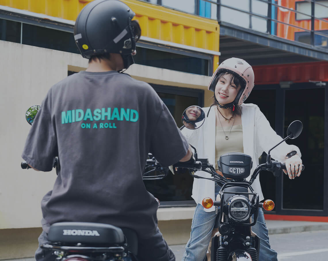 Honda Cross Cub 110 2026 được sử dụng bởi hai người trẻ trong không gian đường phố