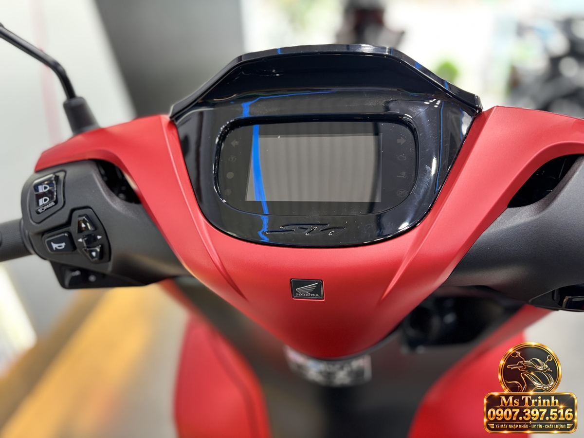 Khu vực tay lái Honda SH150i nhập Ý với bảng đồng hồ trung tâm và các cụm công tắc điều khiển