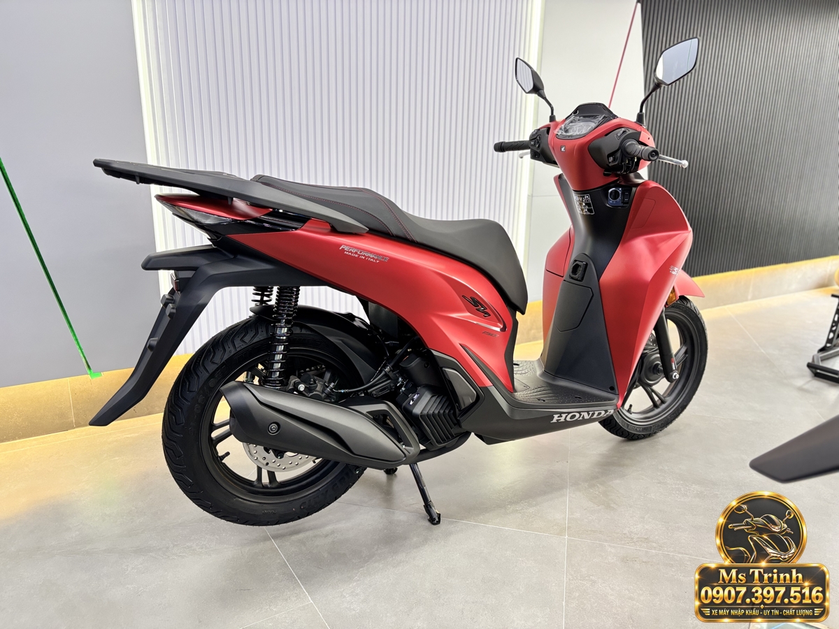 Honda SH150i Ý đỏ nhìn từ phía sau bên phải với tay dắt, yên đen và ống xả