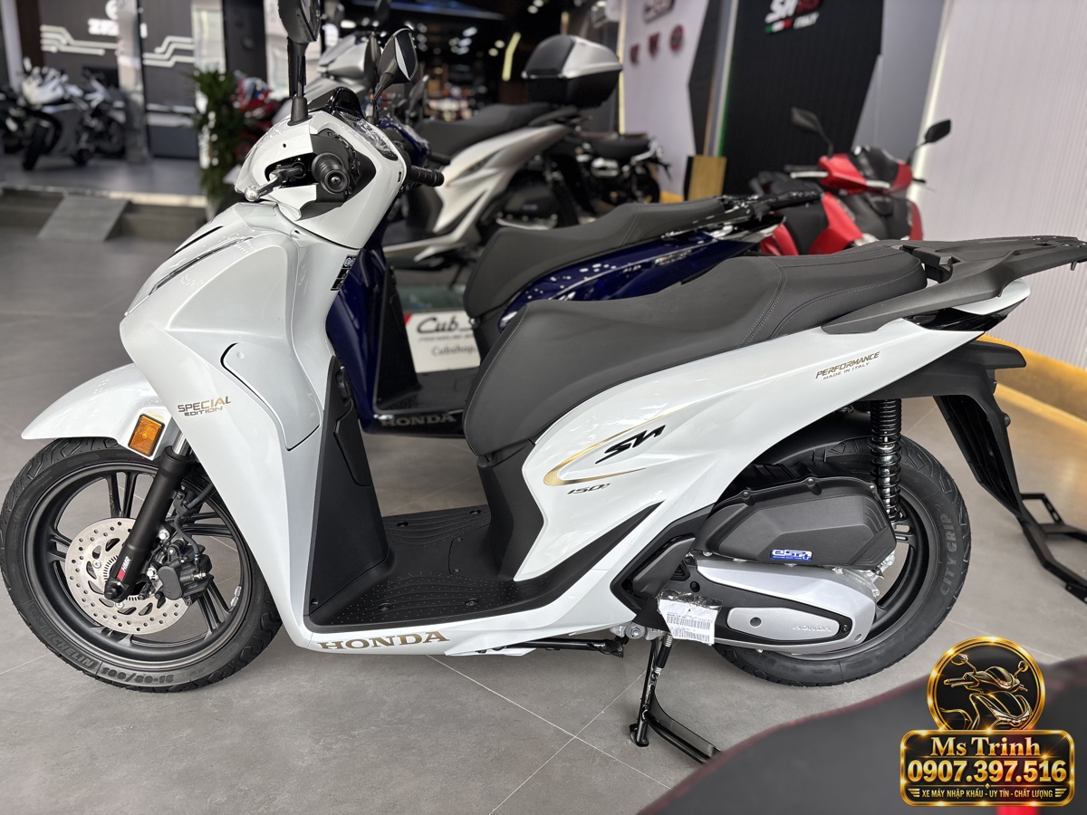 Honda SH150i nhập Ý trắng 2027 nhìn từ bên trái Toàn cảnh bên trái Honda SH150i nhập Ý 2027 màu trắng với sàn để chân và yên đen
