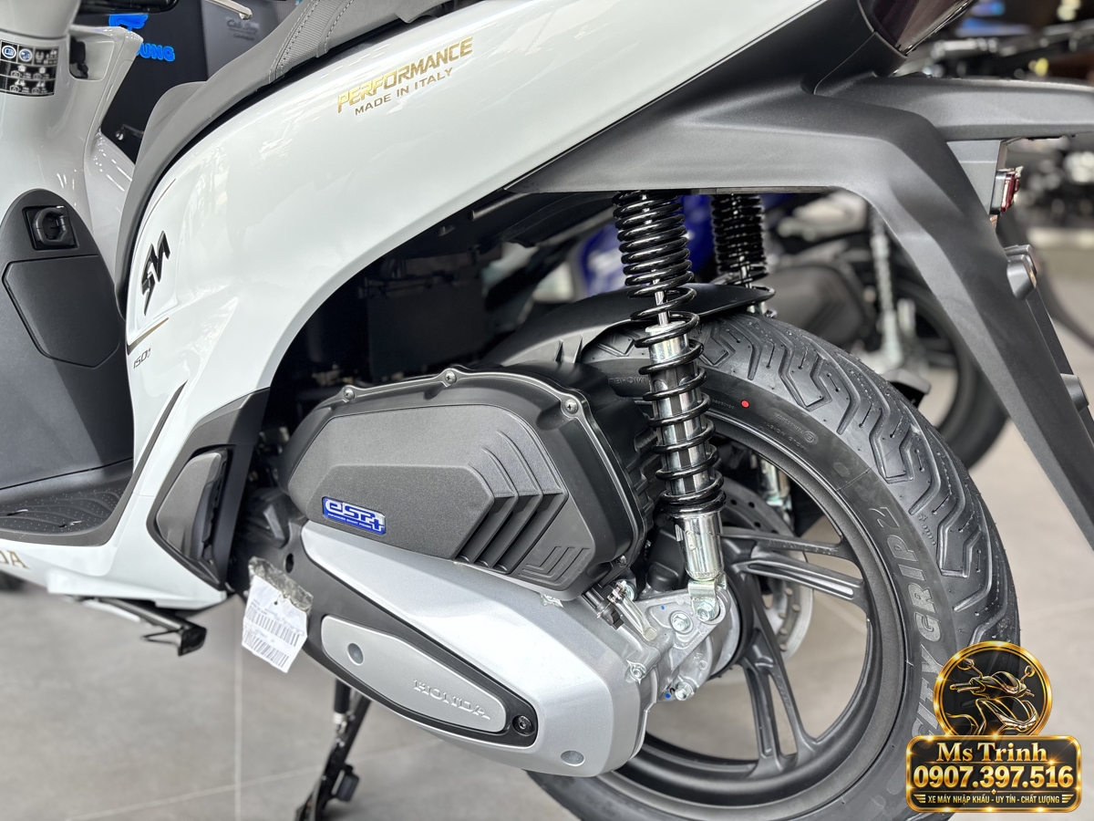 Honda SH150 màu trắng nhập Ý 2027 ảnh chi tiết số 5710 Honda SH150 màu trắng nhập Ý 2027 trong bộ ảnh chi tiết xe tại cửa hàng