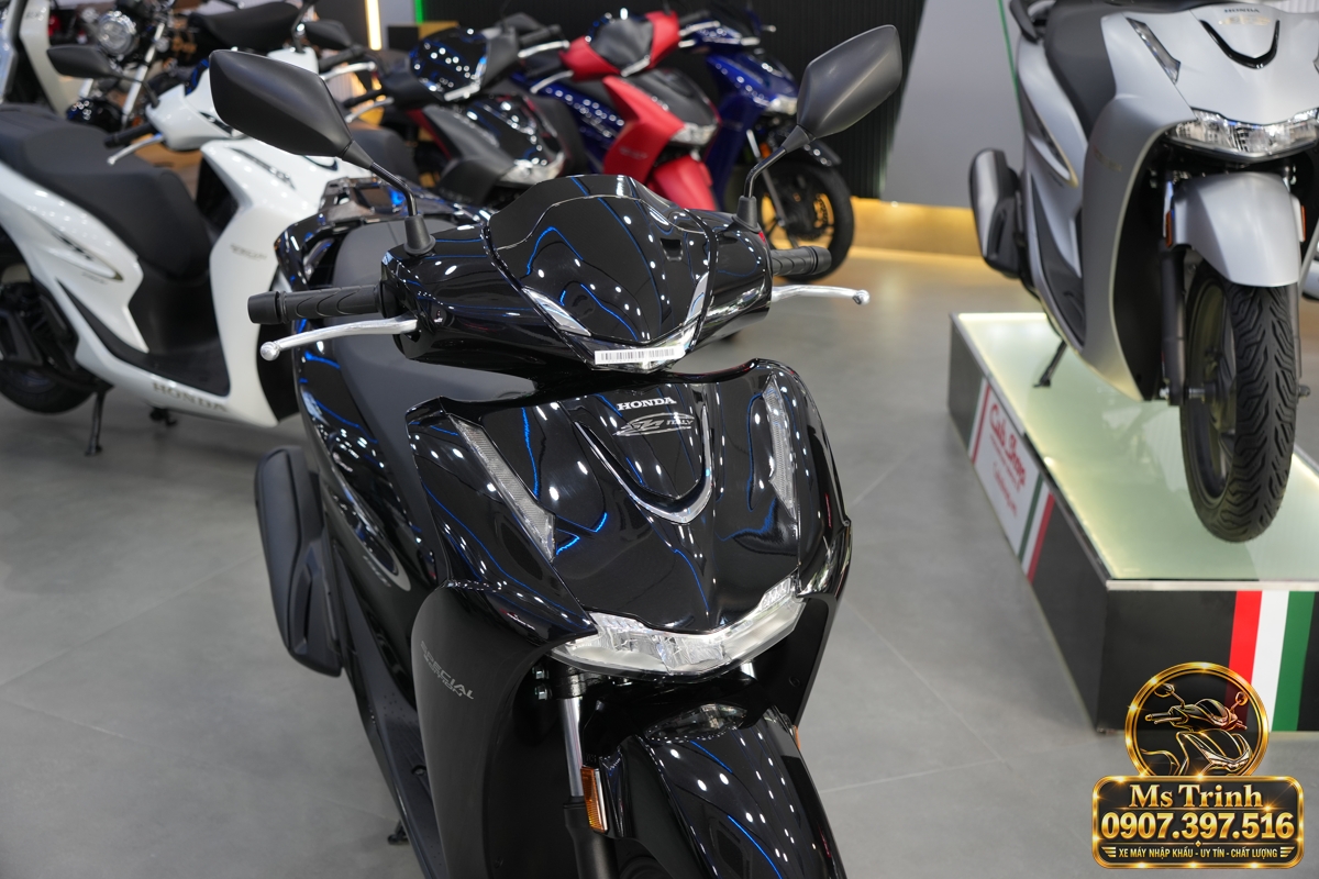 Góc nhìn dàn áo đen bóng làm rõ các đường cong trên thân xe Honda SH150i nhập Ý.