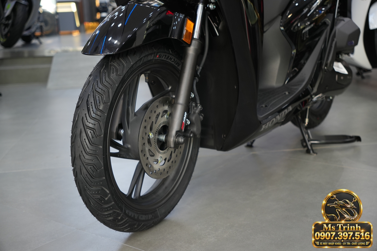 Khu vực bánh và hệ thống phanh trên Honda SH150i, cấu hình tham khảo trang bị ABS hai kênh.